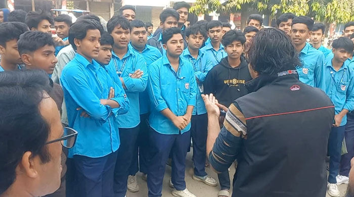  বার্ষিক পরীক্ষা বন্ধ রেখে রাজবাড়ীতে সরকারি  মাধ্যমিক বিদ্যালয়ে চলছে শিক্ষকদের কর্মবিরতি
